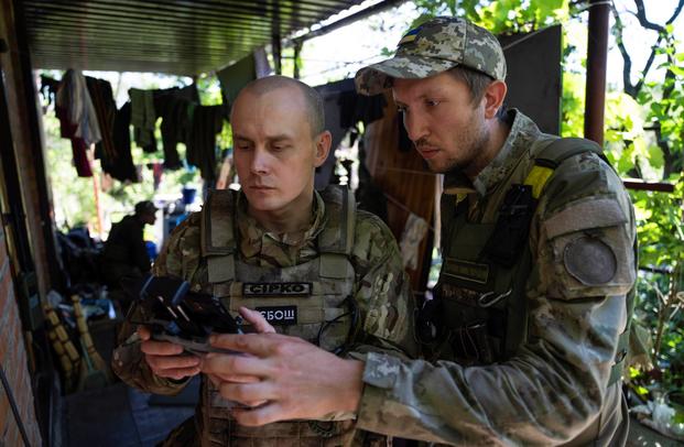 Ukrainian servicemen correcting artillery fire by drone.