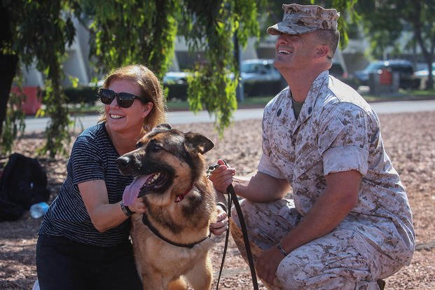 The wife of the Secretary of Defense, Stephanie Carter poses for a photograph with GySgt. Chris Willingham and retired military working dog “Lucca” aboard Marine Corps Base Camp Pendleton, Calif., Aug, 27, 2015. (Photo: Cpl. Seth Starr)