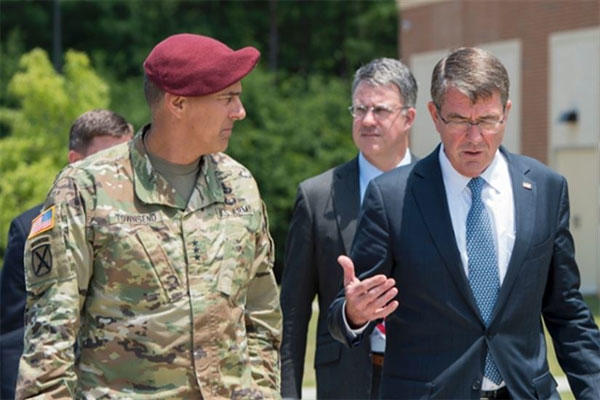 Defense Secretary Ash Carter speaks with Army Lt. Gen. Stephen J. Townsend, left, XVIII Airborne Corps commanding general, during a visit to Fort Bragg, N.C., July 27, 2016. (DoD photo by Air Force Tech. Sgt. Brigitte N. Brantley)