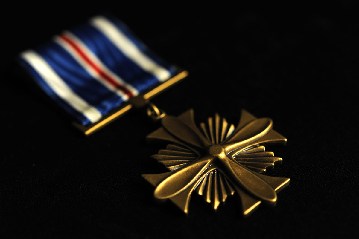 two-fort-campbell-soldiers-receive-distinguished-flying-cross