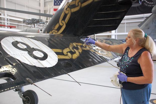 Shayne Meder touches up the tail of the HSC-8 show bird. (Photo: Daniel Langhorne)