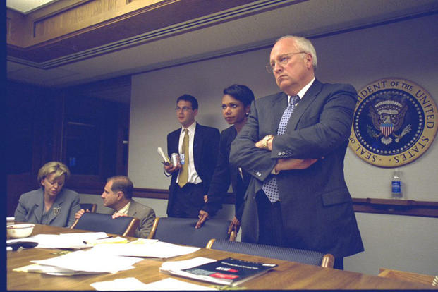 O vice-presidente Dick Cheney e a conselheira de segurança nacional Condoleezza Rice observam o interior do Centro de Operações de Emergência do presidente durante reuniões no dia dos ataques terroristas de 11 de setembro de 2001. (Arquivo Nacional) O vice-presidente Dick Cheney e a conselheira de segurança nacional Condoleezza Rice observam o interior do Centro de Operações de Emergência do presidente durante reuniões no dia dos ataques terroristas de 11 de setembro de 2001. (Arquivo Nacional)