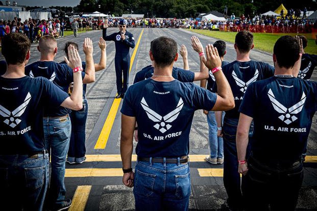 New Airmen take oath of enlistment Lakeland, Fla.