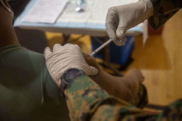 Nach Erhalt der Impfung untersucht das Pentagon 14 Fälle von Herzentzündungen und in der spanischen Armee stirbt ein Soldat nach der Impfung