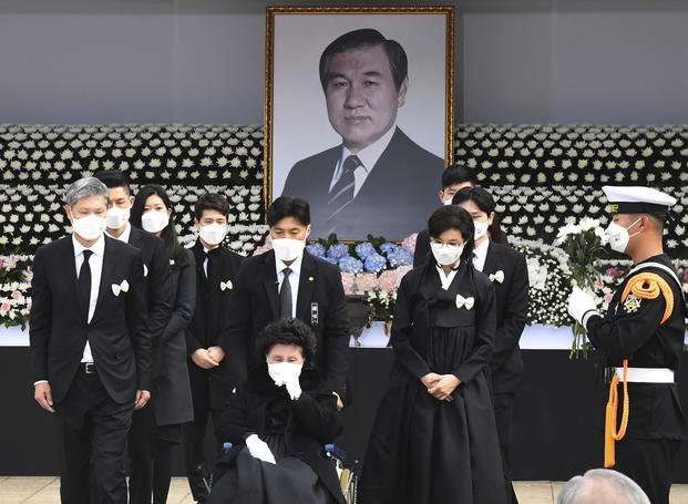 Relatives pay tribute at a memorial altar at the funeral of deceased former South Korean President Roh Tae-woo.