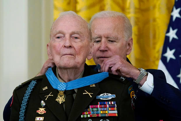 这位朝鲜战争老兵等了 70 年才获得荣誉勋章