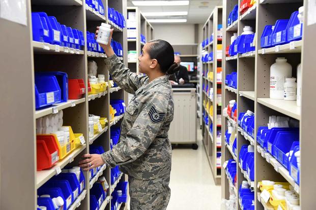 Airman fills medical prescriptions.