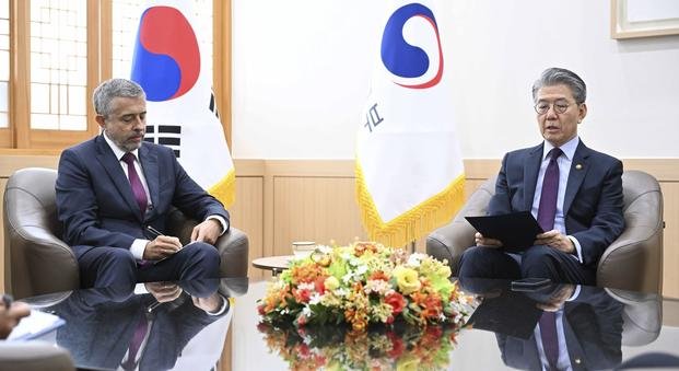 South Korea's Vice Foreign Minister Kim Hong Kyun, right, meets with Russian Ambassador to South Korea Georgy Zinoviev
