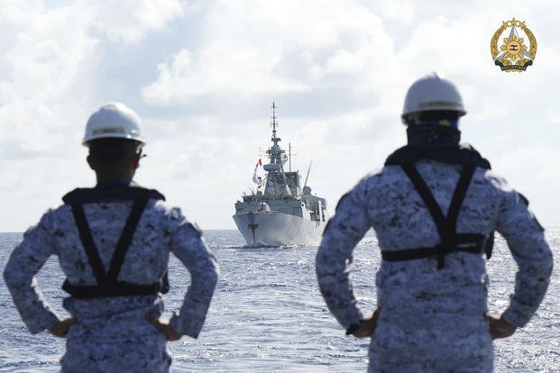 Philippine Navy personnel watch the Canadian vessel HMCS Montreal (FFH336)