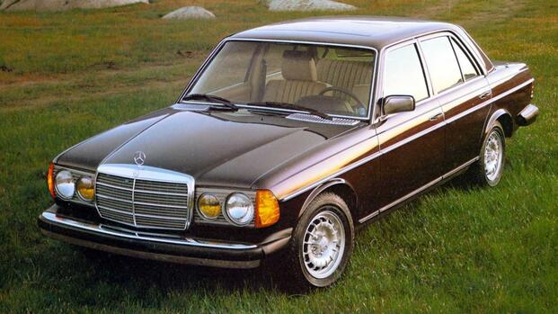 1985 Mercedes-Benz W123 300D Turbodiesel Maroon Front Angle