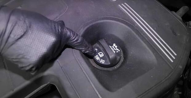 Engine type listed on the oil cap