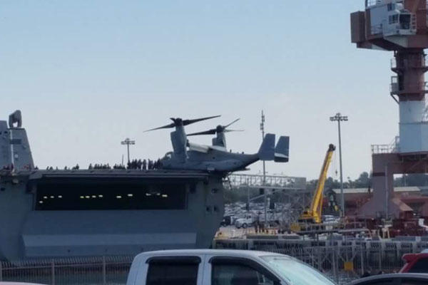 Osprey half-landed on the flight deck of a San Antonio-class amphibious transport dock (Photo: Reddit)