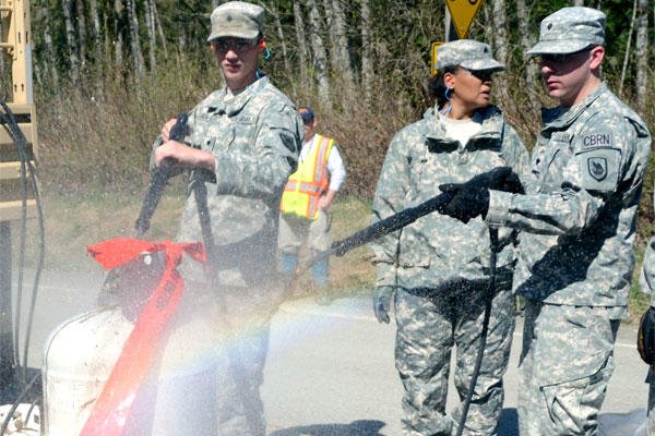 Soldiers from the Washington National Guard’s 790th Chemical Company decontaminate hazardous waste containers at the mudslide impact area in Oso, Wash., April 1, 2014.