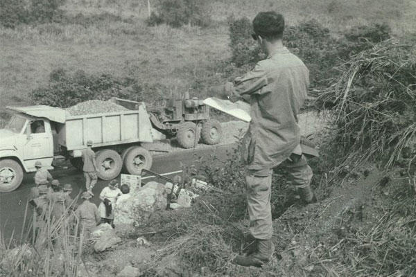 Former Spc. 4 Dennis Baccheschi sketches a scene while deployed in Vietnam. Baccheschi was employed as a combat artist with the Corps of Engineers, 18th Engineer Brigade, in 1969. (Photo: U.S. Army)