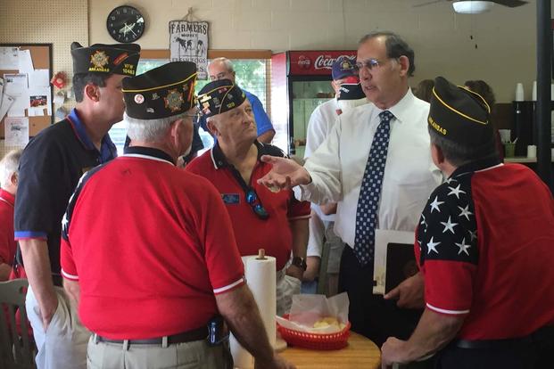 Senator John Boozman speaks with members of the VFW. 