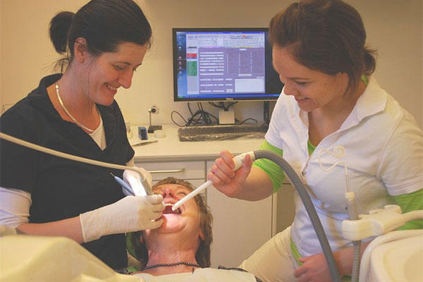 A dentist and her dental assistant (Photo: Erik Christensen)