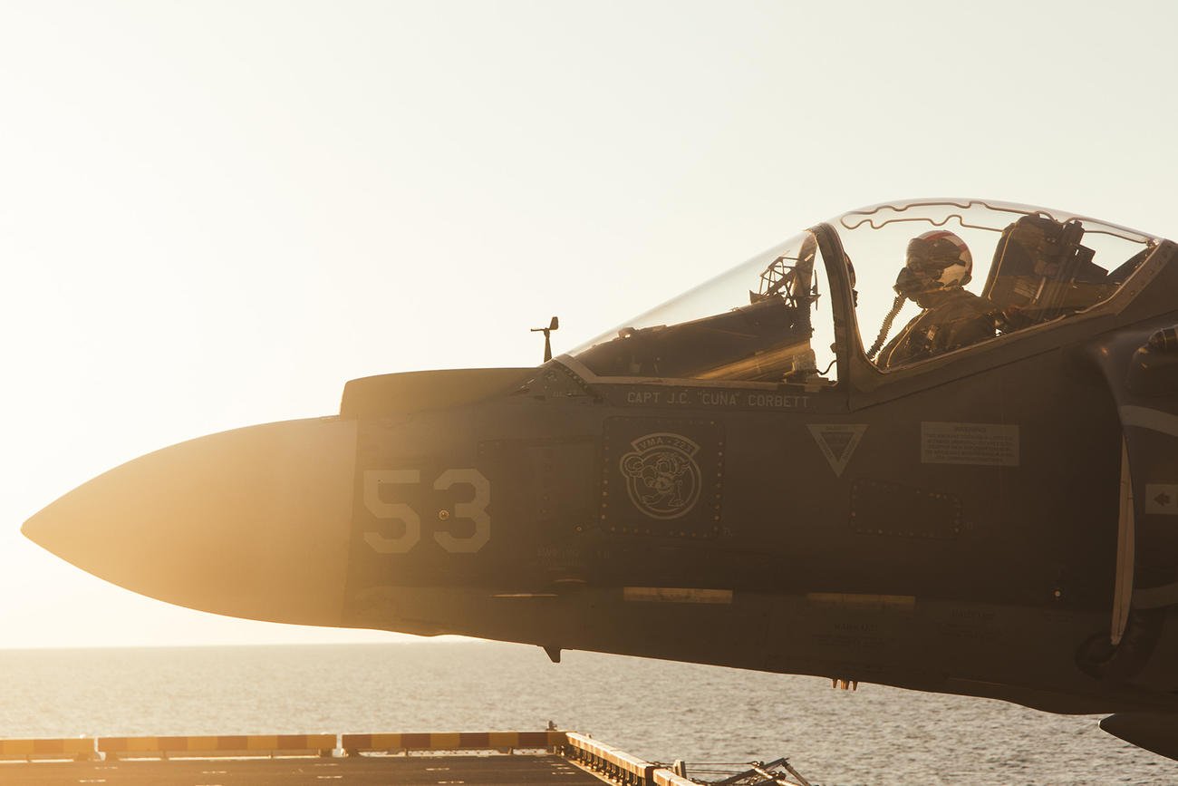 Marinci so prerazporedili mehanike harrierjev, ko se letala umikajo iz uporabe