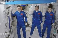 This screen image shows three Chinese astronauts.