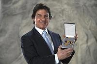 Tom Cruise poses with the Navy Distinguished Public Service Award