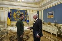 U.S. Special Envoy for Ukraine and Russia Keith Kellogg, right, and Ukraine's President Volodymyr Zelenskyy